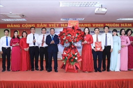 Phó Bí thư Thường trực Thành ủy Hà Nội trao quyết định công tác cán bộ tại các phường Dương Nội