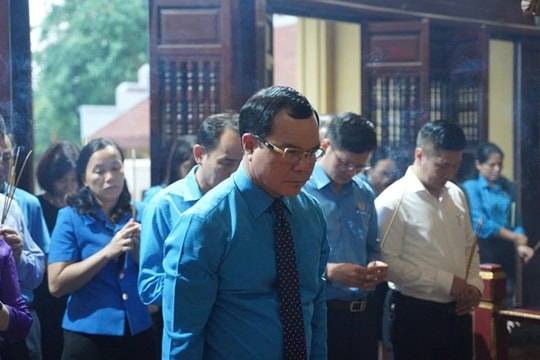 Lãnh đạo Tổng LĐLĐ Việt Nam dâng hương tưởng niệm cố Tổng Bí thư Nguyễn Văn Linh