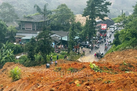 Sạt lở nghiêm trọng chia cắt tuyến đường Lào Cai - Sa Pa