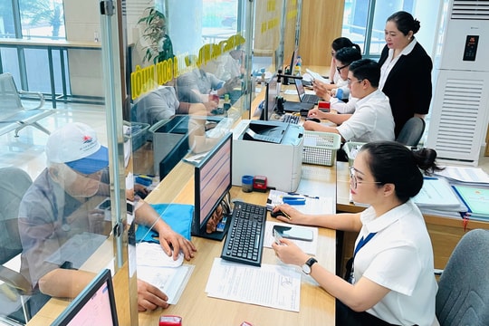 Người dân chọn ngày 1/7 để đến phường xin cấp Giấy chứng nhận Quyền sử dụng đất