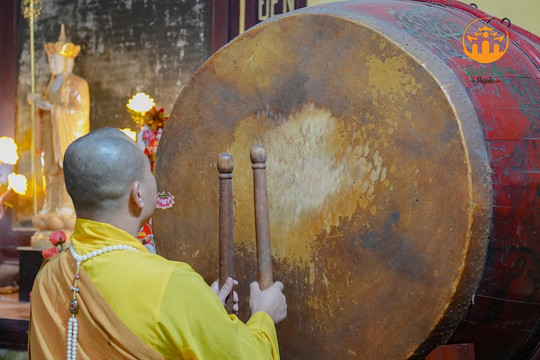 Chùa Quán Sứ thỉnh chuông trống Bát Nhã cầu nguyện trong giờ phút chuyển mình của dân tộc