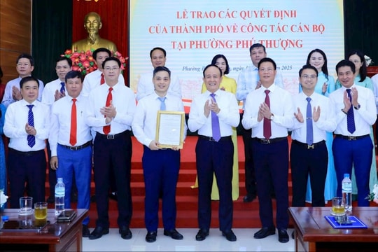 Đồng chí Nguyễn Ngọc Tuấn trao quyết định về công tác cán bộ tại phường Phú Thượng