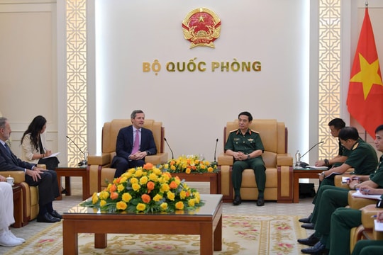 Bộ trưởng Bộ Quốc phòng Phan Văn Giang tiếp xã giao Đoàn Quốc vụ khanh Quốc phòng Italia