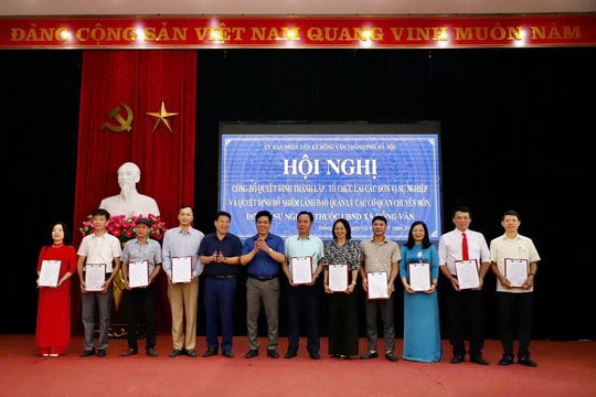 Xã Hồng Vân công bố quyết định thành lập các đơn vị sự nghiệp