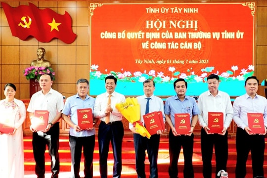 Tỉnh Tây Ninh công bố các quyết định về công tác cán bộ