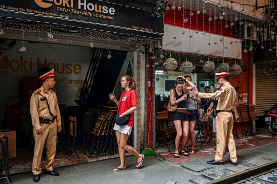 Duy trì kiểm tra, xử lý vi phạm tại phố "cà phê đường tàu"