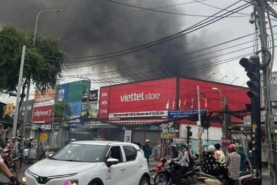 TP Hồ Chí Minh: Thông tin ban đầu về vụ cháy thiêu rụi hơn 1.700m2 nhà xưởng