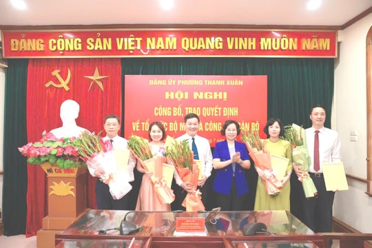 Đảng ủy phường Thanh Xuân trao các quyết định về công tác cán bộ