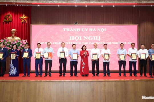 Thành ủy Hà Nội gặp mặt, trao quyết định cho cán bộ nghỉ hưu trước tuổi
