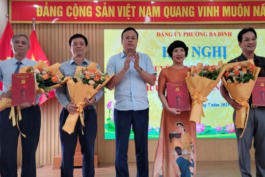 Đảng ủy phường Ba Đình công bố các quyết định về tổ chức, cán bộ