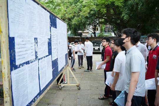 Phụ huynh mong ngóng chờ điểm thi, điểm chuẩn lớp 10