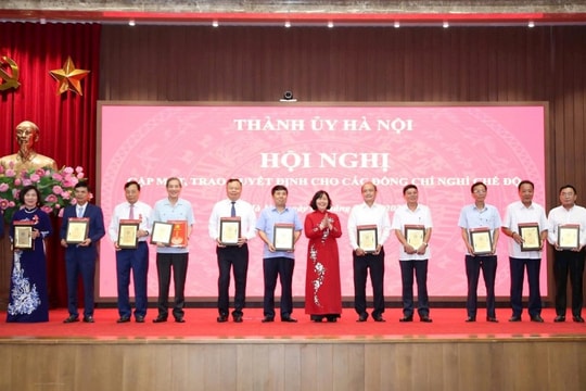Hà Nội gặp mặt, trao quyết định cho cán bộ nghỉ hưu trước tuổi