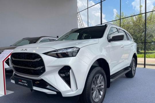 Isuzu mu-X 2025 được đại lý ưu đãi 20 triệu đồng