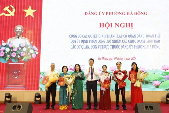 Phường Hà Đông công bố các quyết định về công tác cán bộ