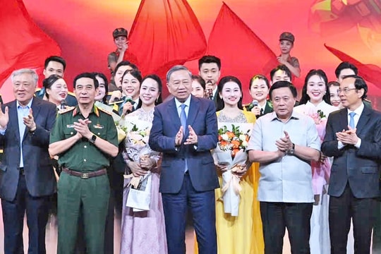 Tổng Bí thư Tô Lâm dự giao lưu nghệ thuật “Khắc ghi lời Bác - vang nhịp quân hành”