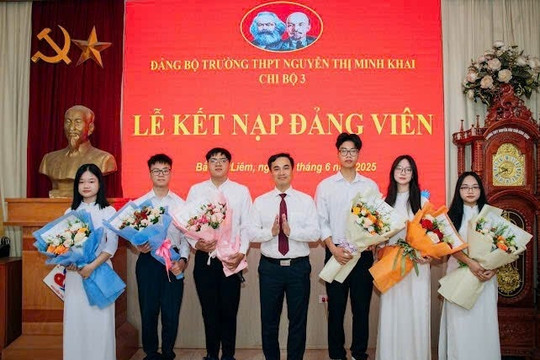 Hà Nội: Đảng bộ Trường THPT Nguyễn Thị Minh Khai kết nạp 6 đảng viên mới