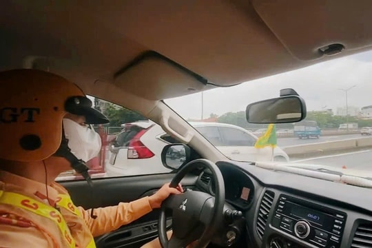 Cảnh sát giao thông Hà Nội đưa người bị đột quỵ đi cấp cứu kịp thời