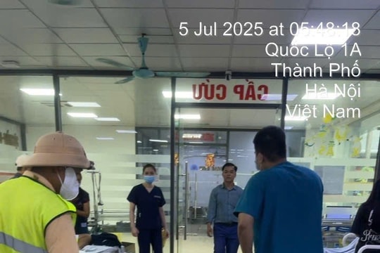 Tài xế xe tải đột quỵ được CSGT đưa đi cấp cứu kịp thời