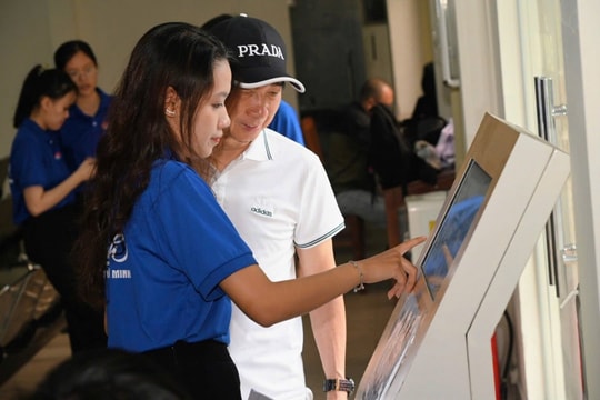 TP Hồ Chí Minh Tuổi trẻ hăng hái hỗ trợ người dân làm thủ tục hành chính