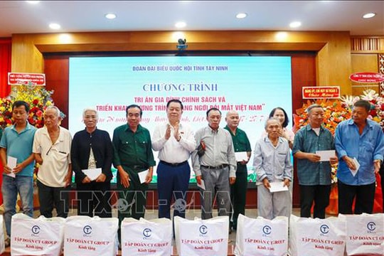 Trưởng ban Tuyên giáo và Dân vận Trung ương Nguyễn Trọng Nghĩa tặng quà gia đình chính sách tại tỉnh Tây Ninh