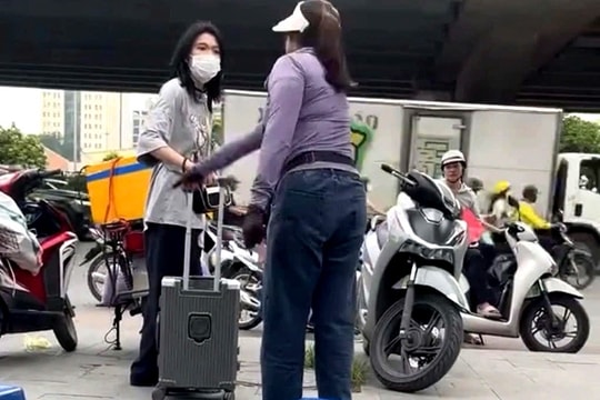 Công an phường Từ Liêm Sẽ xử lý người phụ nữ lấn chiếm vỉa hè, xua đuổi người khác