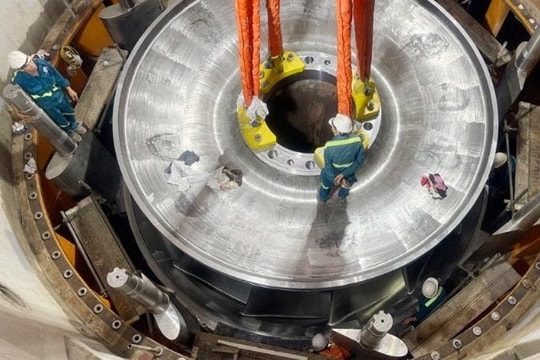 Hạ đặt thành công Rotor tổ máy số 1 - Dự án Thủy điện Hòa Bình mở rộng