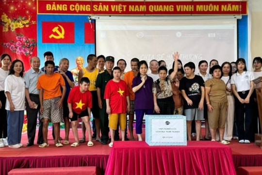 Tặng quà các nạn nhân nhiễm chất độc da cam9