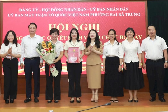 Phường Hai Bà Trưng công bố các quyết định về công tác cán bộ