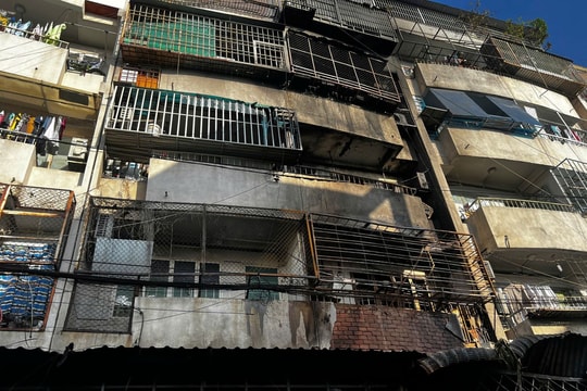 Chủ tịch UBND TP Hồ Chí Minh Nguyễn Văn Được đến thị sát hiện trường vụ cháy tại cư xá Độc Lập