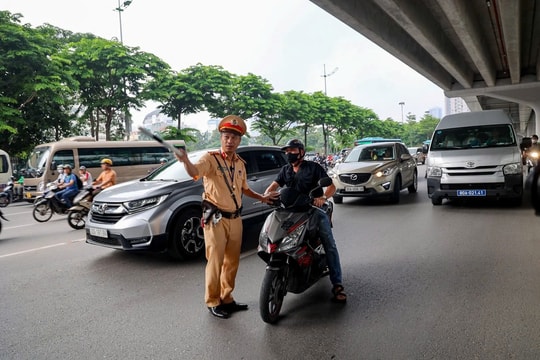 Hà Nội: Nhắc nhở hàng trăm trường hợp vi phạm làn đường tuyến Phạm Văn Đồng