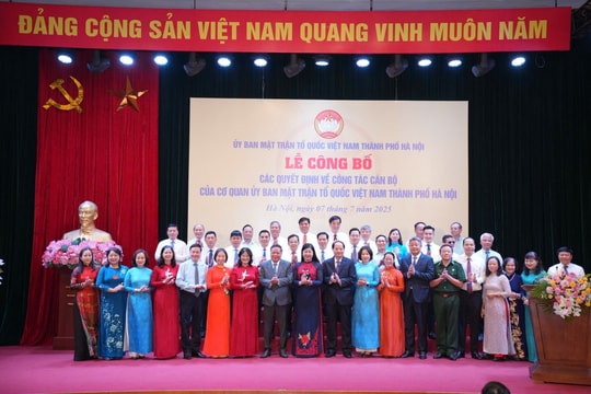Công bố các quyết định về công tác cán bộ của Cơ quan Ủy ban MTTQ Việt Nam thành phố Hà Nội