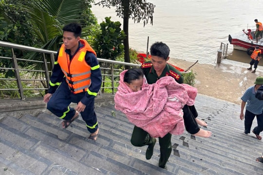 Kịp thời cứu nạn nữ sinh nhảy cầu Vĩnh Tuy