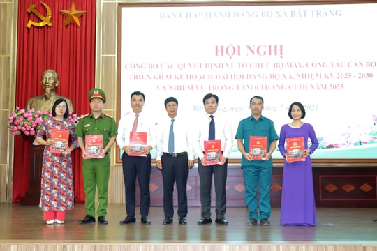 Xã Bát Tràng công bố quyết định về tổ chức bộ máy, công tác cán bộ