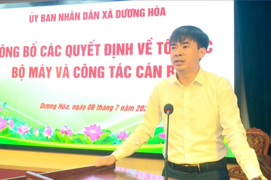 Xã Dương Hòa trao quyết định về tổ chức bộ máy, công tác cán bộ tại các trường học