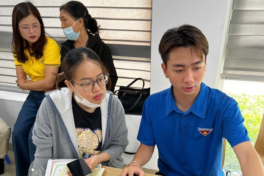 Đoàn Thanh niên các xã: Gia Lâm, Bát Tràng hỗ trợ người dân dịch vụ công trực tuyến
