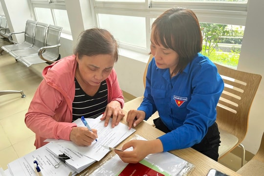 Đoàn Thanh niên các xã: Gia Lâm, Bát Tràng hỗ trợ người dân dịch vụ công trực tuyến
