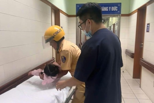 Cảnh sát giao thông Huế đưa bé gái đi cấp cứu kịp thời giữa cơn nguy kịch