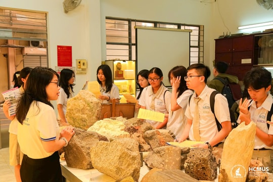Thành phố Hồ Chí Minh: Nhiều trường đại học trao học bổng “khủng” tặng sinh viên