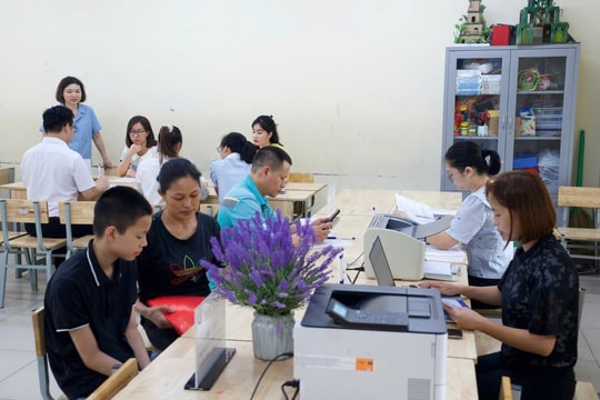 Phụ huynh Hà Nội đăng ký tuyển sinh vào lớp 6 thuận lợi