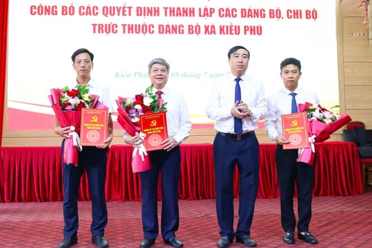 Xã Kiều Phú trao quyết định thành lập các tổ chức cơ sở Đảng trực thuộc