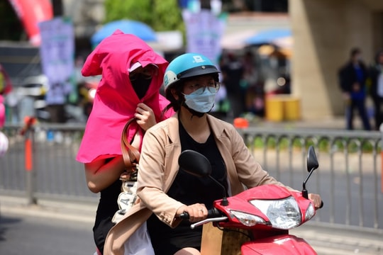 Nắng nóng kéo dài ở miền Bắc và miền Trung