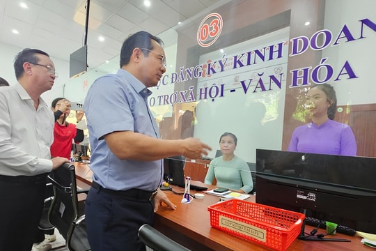 Chủ tịch UBND TP Hồ Chí Minh khảo sát cơ sở sau sáp nhập