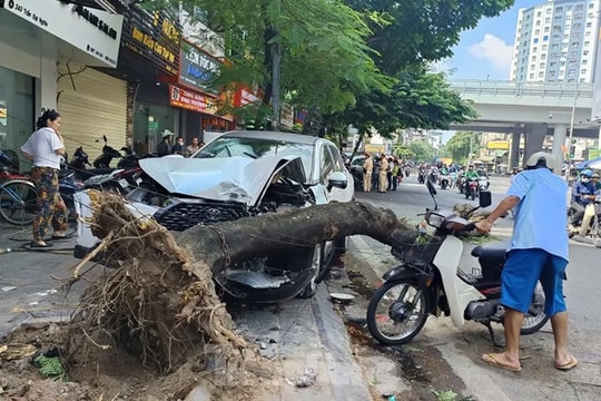 Điều tra vụ ô tô đâm liên hoàn trên phố Trần Đại Nghĩa