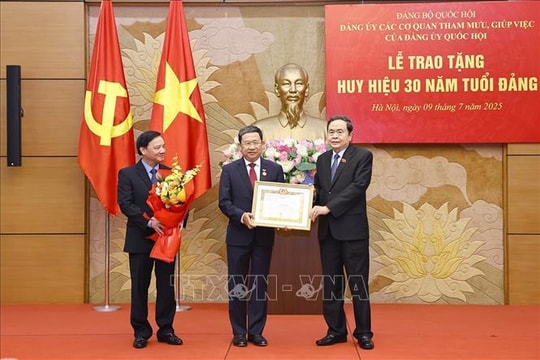 Phó Bí thư Đảng ủy Quốc hội Vũ Hải Hà được trao tặng huy hiệu 30 năm tuổi Đảng
