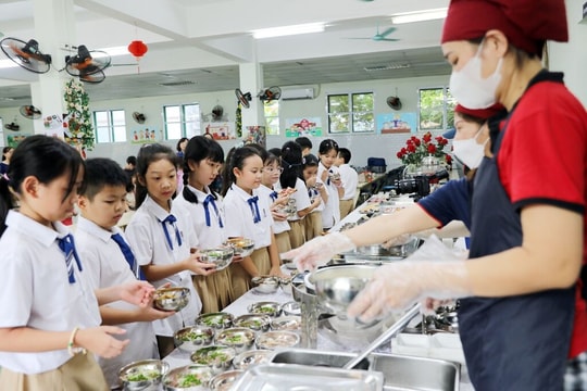 Hơn 3.000 tỷ đồng hỗ trợ bữa ăn bán trú cho học sinh tiểu học Hà Nội