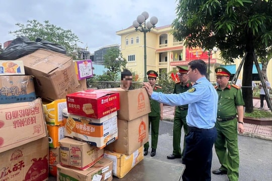 Hà Nội: Hộ kinh doanh tại La Phù tự nguyện giao nộp 25 tấn bánh kẹo, thực phẩm