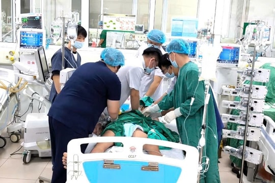 Nam bệnh nhân nguy kịch sau khi ăn tiết canh, lòng lợn
