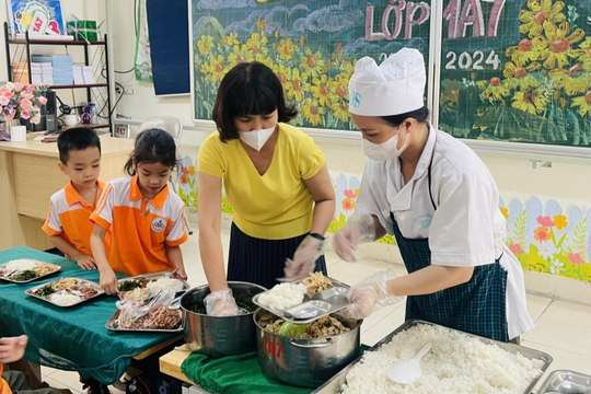 Hà Nội thí điểm cung cấp suất ăn sẵn cho học sinh bán trú