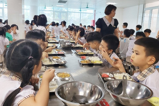 Hà Nội chuẩn bị công tác tổ chức bữa ăn bán trú cho học sinh trong năm học 2025-2026