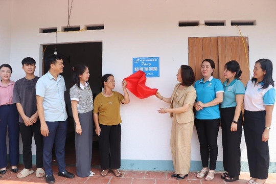 Hội LHPN Hà Nội: Bàn giao mái ấm tình thương cho hội viên phụ nữ có hoàn cảnh khó khăn xã Trung Giã